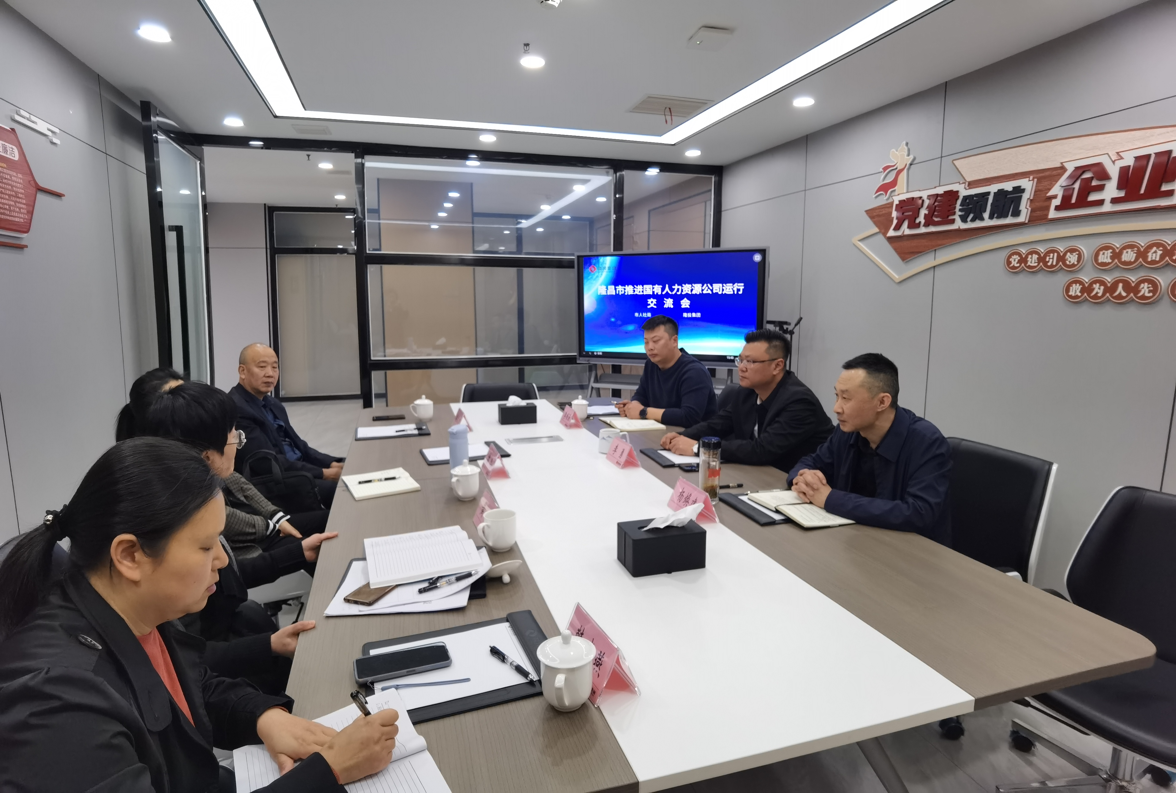 隆昌市人社局和YABO鸭脖官网主要负责人共同探讨隆昌国有人力资源公司运行、服务重点企业用工保障工作。